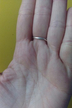 Кольцо соломона на пальце