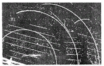 На рисунке дана фотография трека электрона в пузырьковой камере находившейся в магнитном